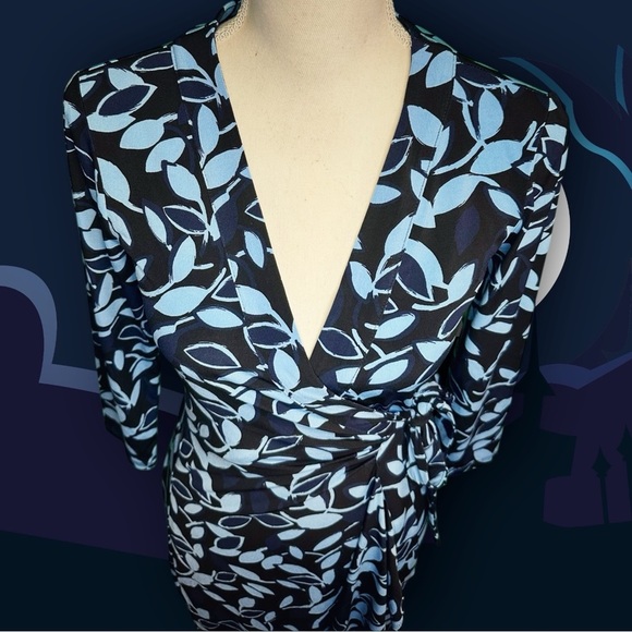 BCBGMaxAzria ‘Adele’ Wrap Dress in “Pacific Blue Combo” Leaf Pattern Size XS - Picture 3 of 11